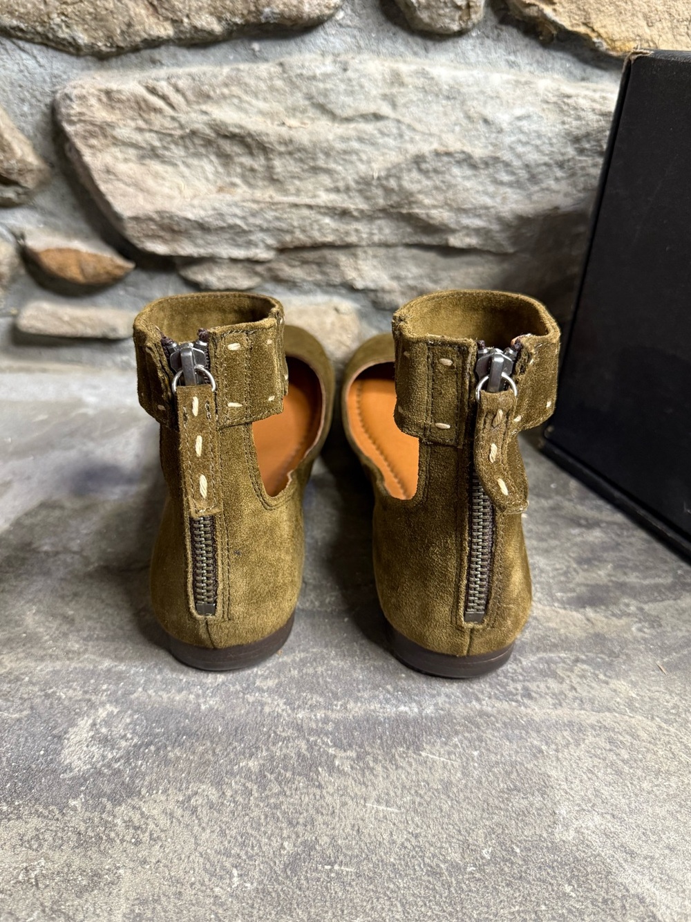 Frye Carson Flats - Picture 4 of 7